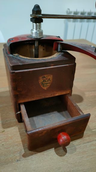 Molinillo Peugeot antiguo