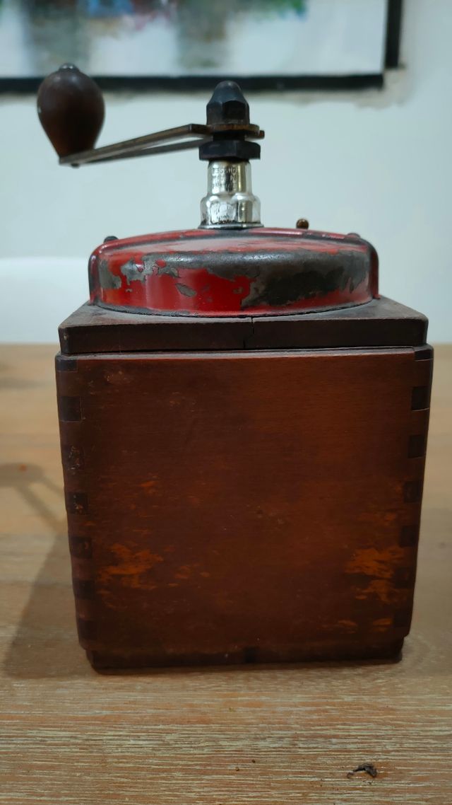 Molinillo Peugeot antiguo