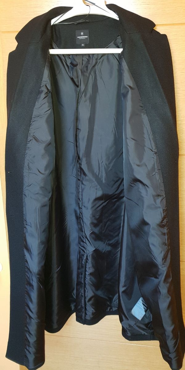 Abrigo negro largo de C&A