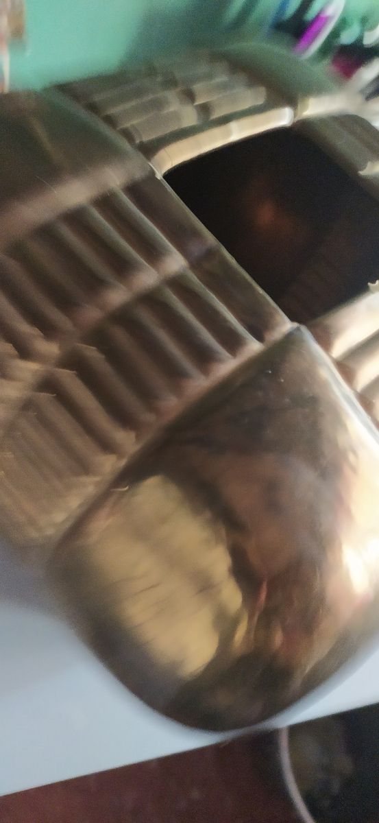 adorno dorado jarrón