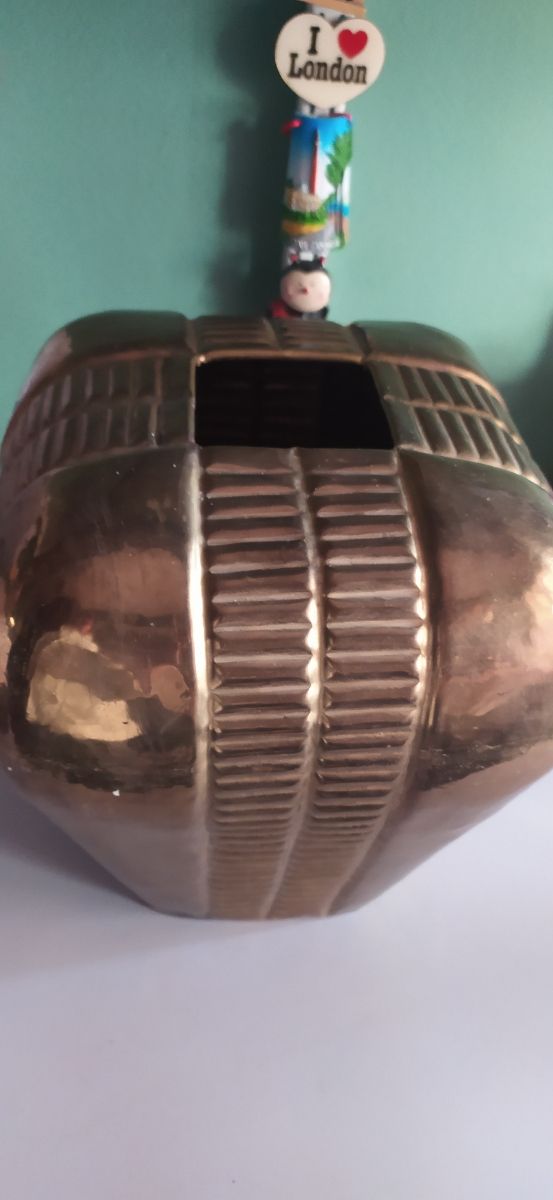 adorno dorado jarrón