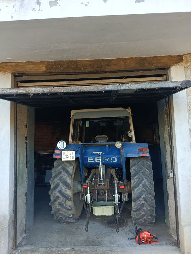 Tractor Ebro doble tracción con pala de segunda mano por 7.000 EUR en