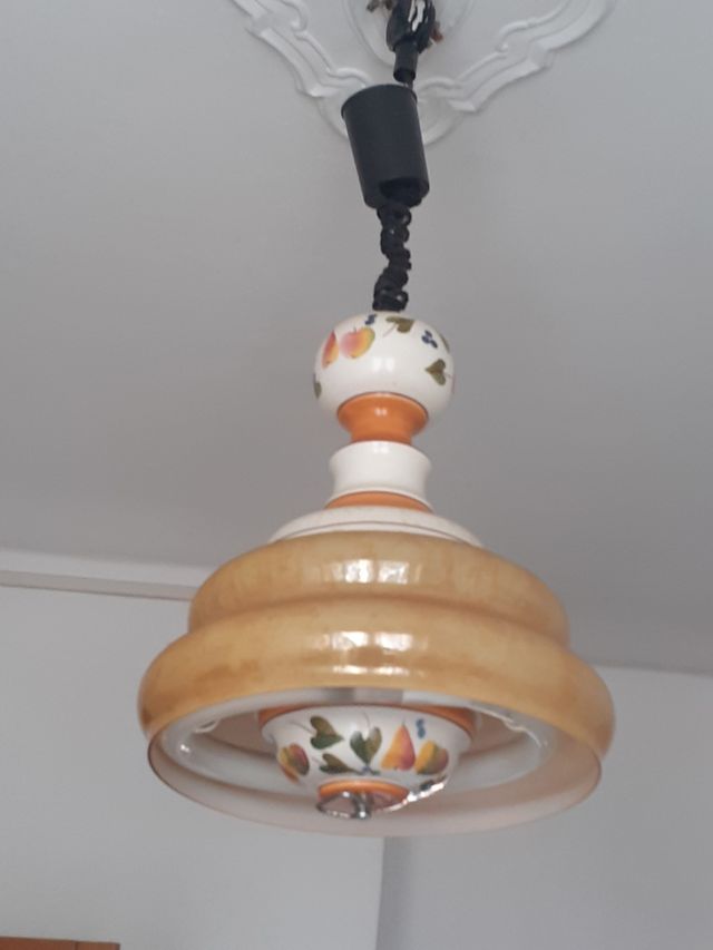 lampadario in vetro, ceramica e legno, decorato