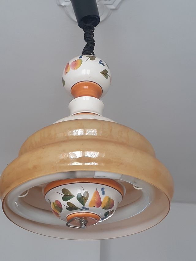 lampadario in vetro, ceramica e legno, decorato