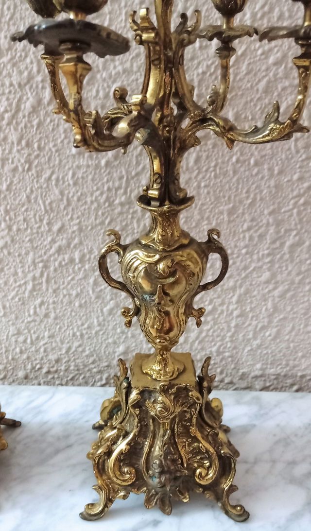 Reloj de bronce + guarnición de dos candelabros.