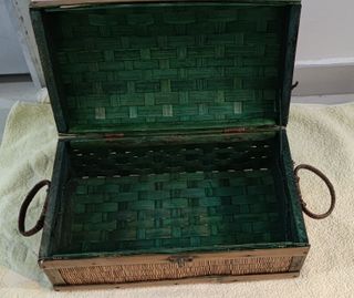 Antiguo baúl de mimbre con cierre metálico