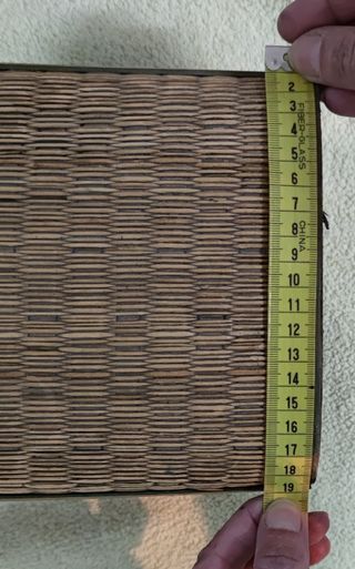 Antiguo baúl de mimbre con cierre metálico