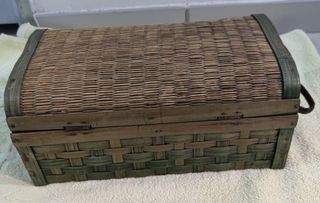 Antiguo baúl de mimbre con cierre metálico