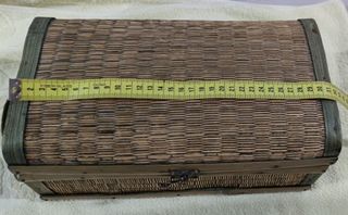 Antiguo baúl de mimbre con cierre metálico