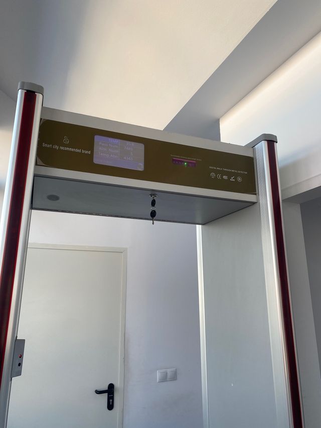 Arco detector de metales y temperatura (opcional)