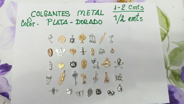 colgante dorado o plateado metal