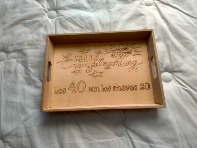 bandeja madera tallada cuarentón feliz cumpleaños