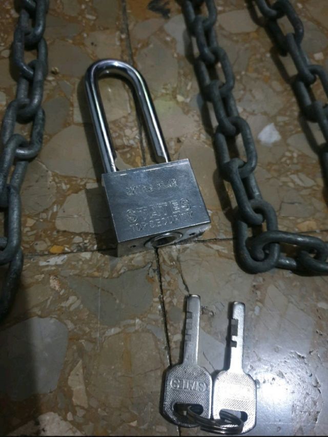 candado y cadena