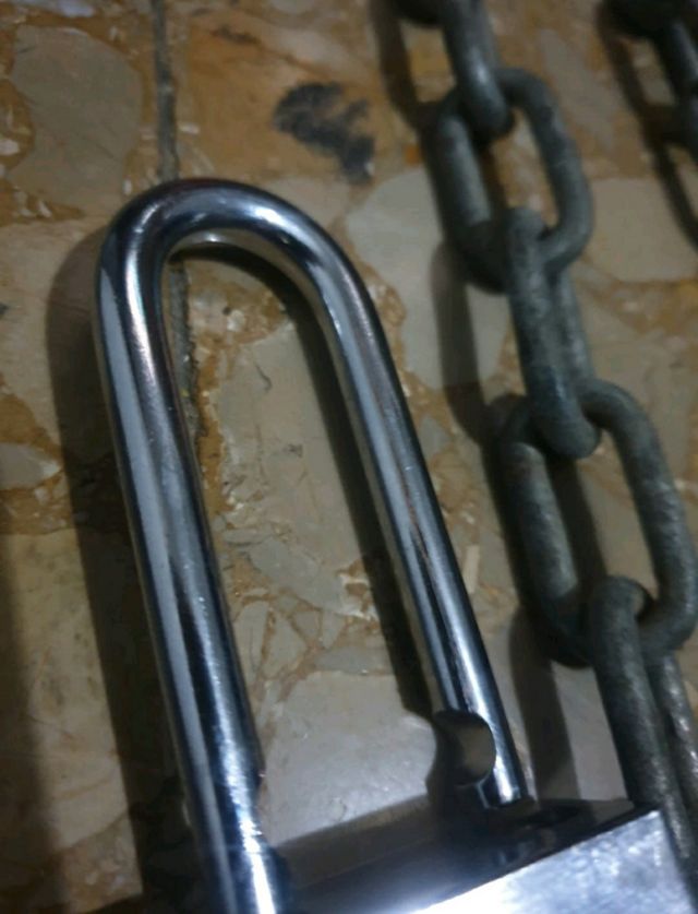candado y cadena