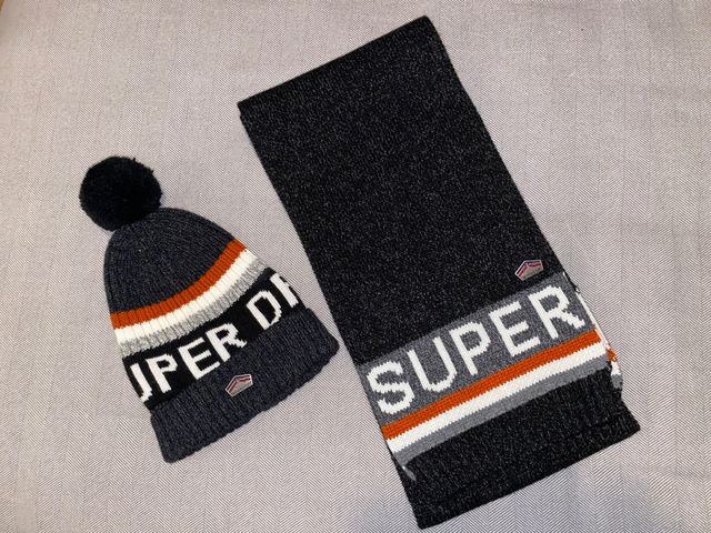 Gorro y bufanda Superdry