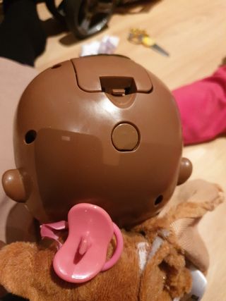 Bebé llorón que echa lágrimas de agua, llora y más