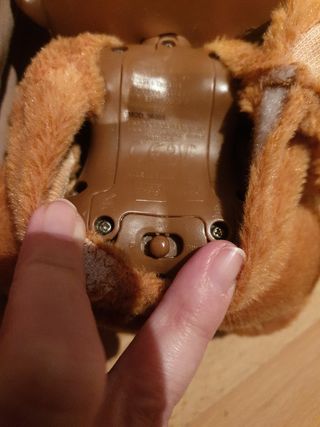 Bebé llorón que echa lágrimas de agua, llora y más