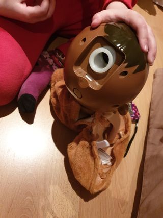 Bebé llorón que echa lágrimas de agua, llora y más