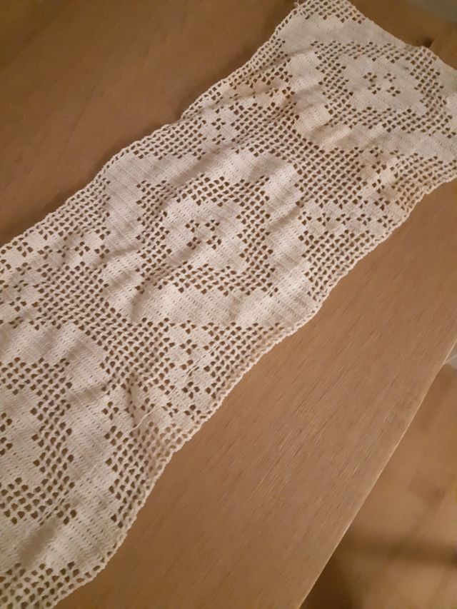 Splendido ed elegante copritavolo ad uncinetto