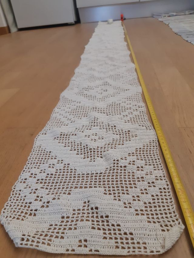 Splendido ed elegante copritavolo ad uncinetto