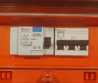 Quadro cantiere alim. 400 V 16 A. 3 fasi piu terra