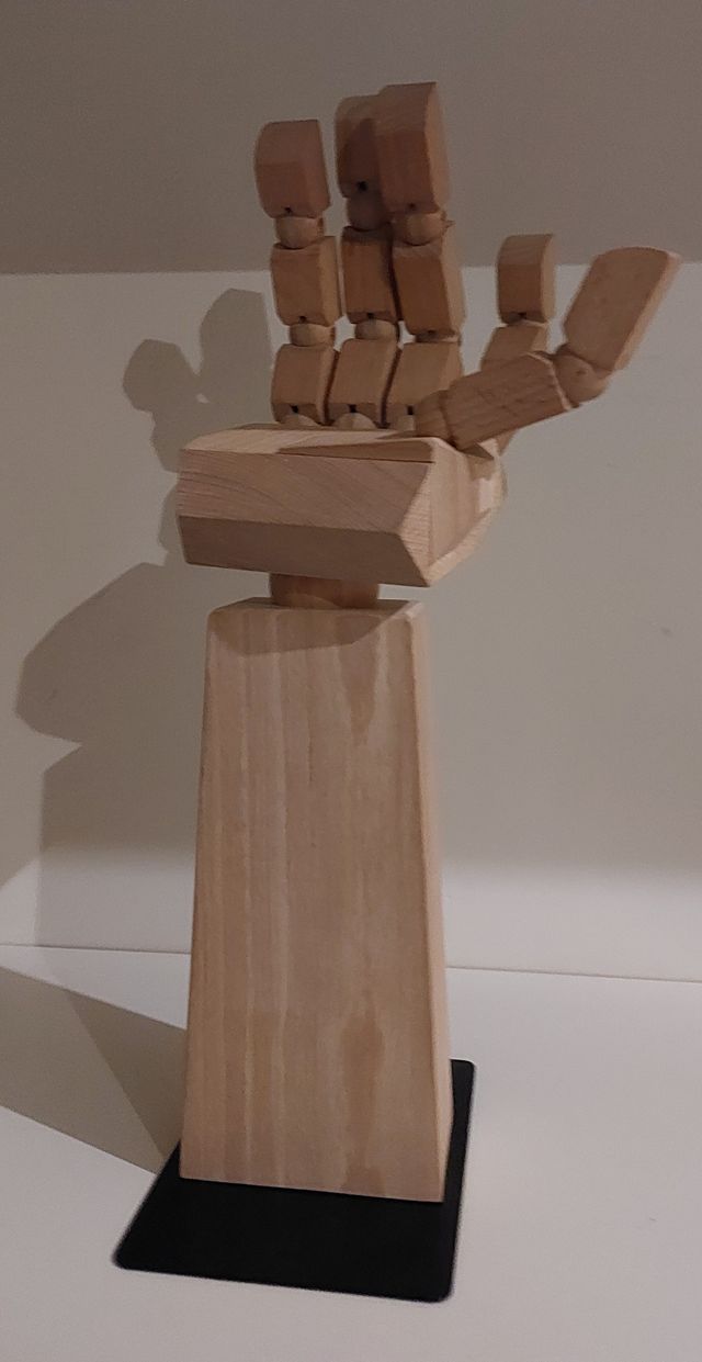 Mano robotica de madera maciza articulada