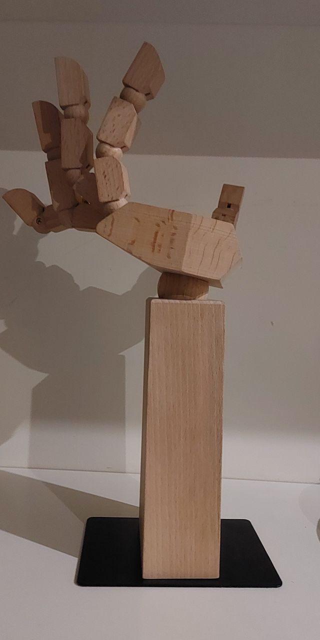 Mano robotica de madera maciza articulada