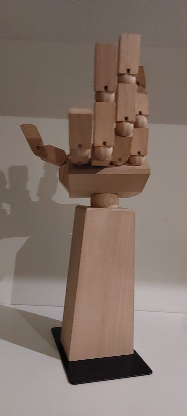 Mano robotica de madera maciza articulada