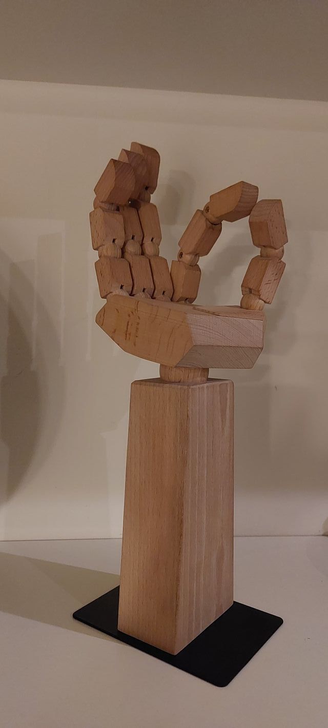 Mano robotica de madera maciza articulada