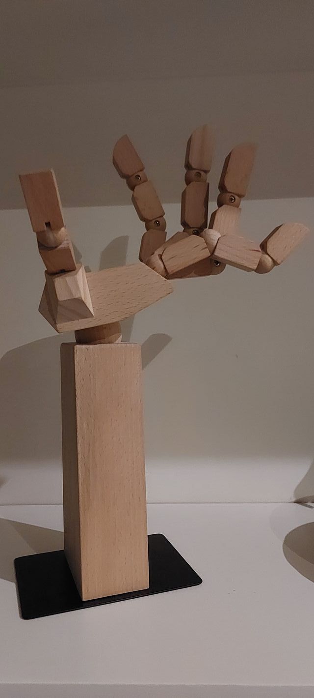 Mano robotica de madera maciza articulada