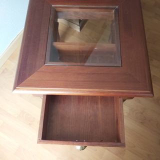 Mesa de madera  con cajon y vitrina