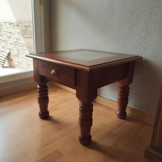 Mesa de madera  con cajon y vitrina