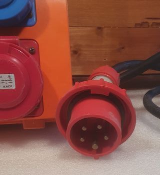 Quadro cantiere alim. 400 V 16 A. 3 fasi piu terra