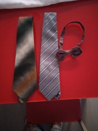 dos corbatas y una pajarita