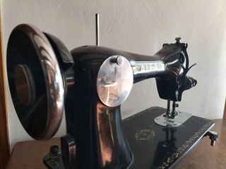 Máquina de coser Alfa antigua