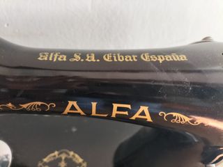 Máquina de coser Alfa antigua