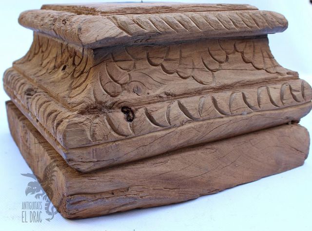 Capitel de madera tallada convertido en palmatoria