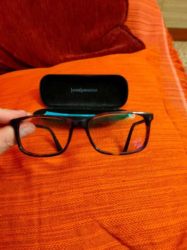 gafas y montura y funda Javier larrainzar