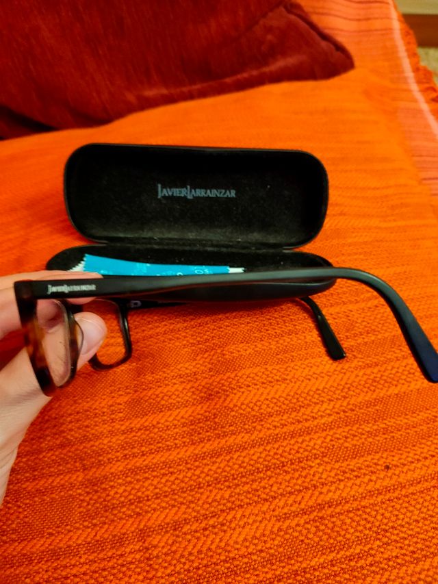 gafas y montura y funda Javier larrainzar