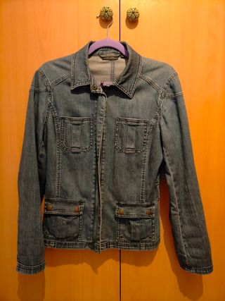 Cazadora vaquera con cierre de cremallera