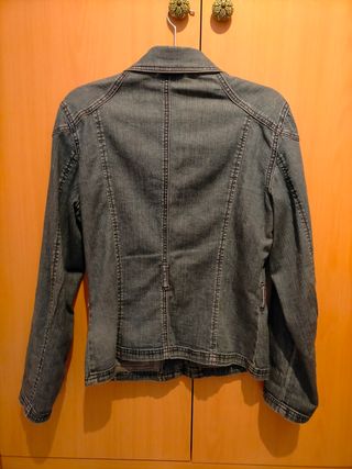 Cazadora vaquera con cierre de cremallera