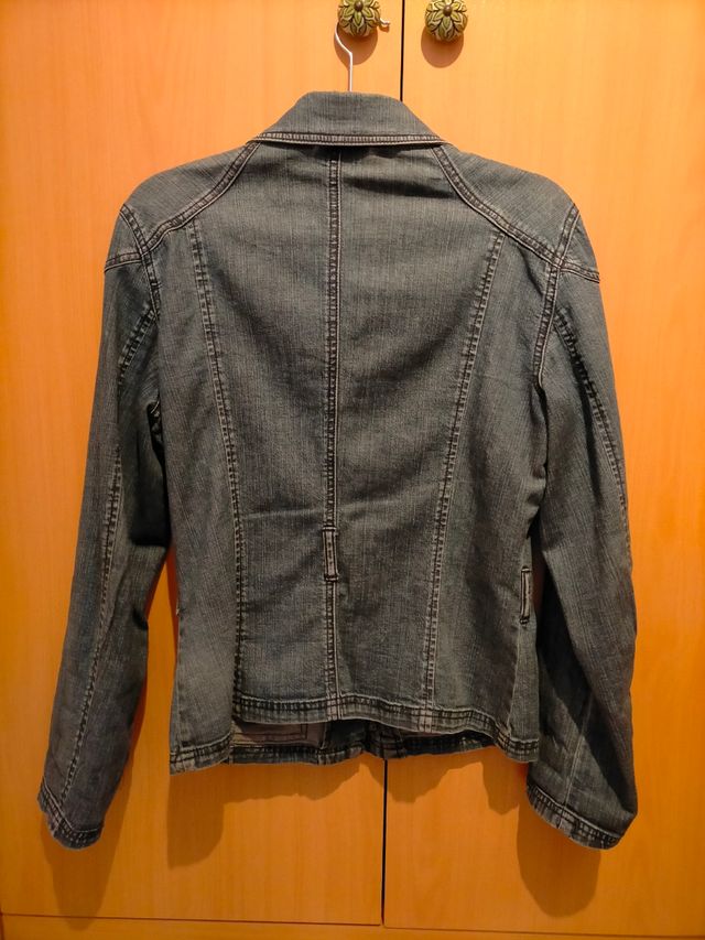 Cazadora vaquera con cierre de cremallera