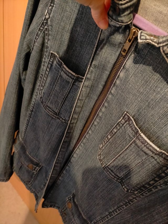 Cazadora vaquera con cierre de cremallera