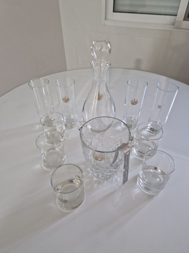 Vasos, licorera y cubitera