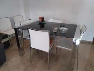 mesa extensible y 6 sillas recién tapizadas