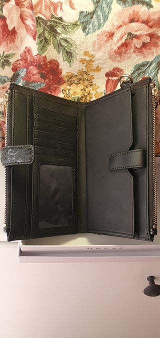 cartera de mano Guess negra