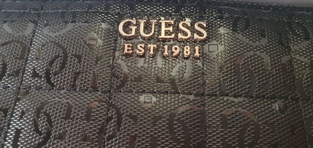 cartera de mano Guess negra