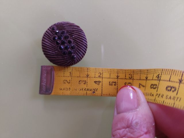 1 bottone antico marrone con cristalli 