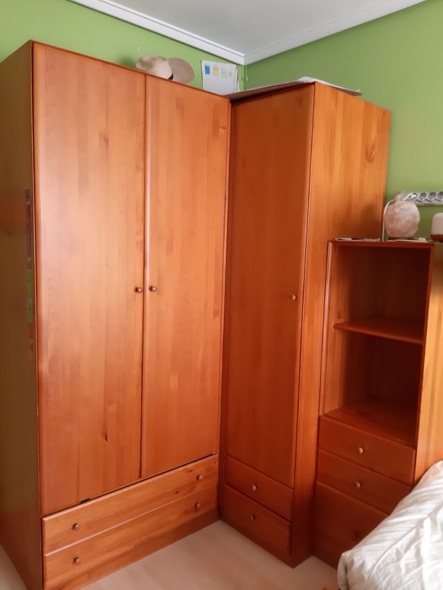 Habitación juvenil de madera noble de pino