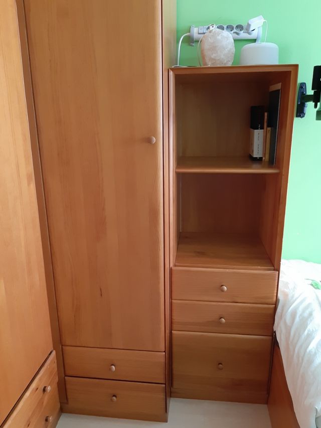 Habitación juvenil de madera noble de pino